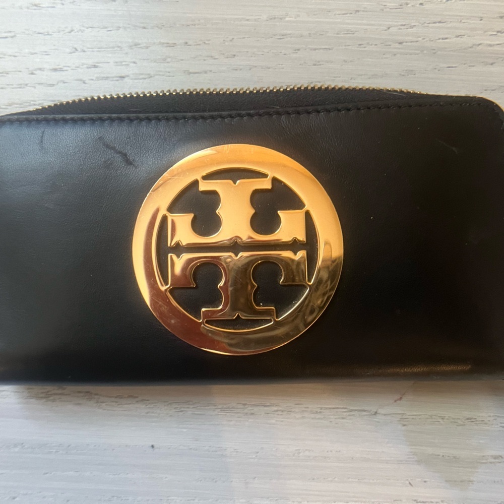 Tory Burch Charlie Zip Continental Leather Wallet in Black